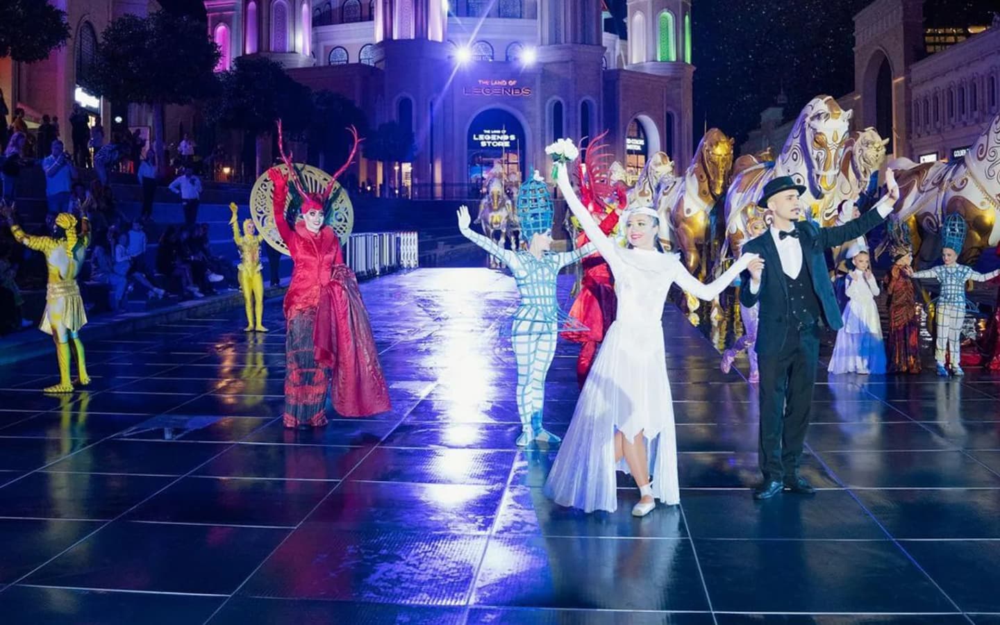 The Land of Legends Nachtshow & Shopping